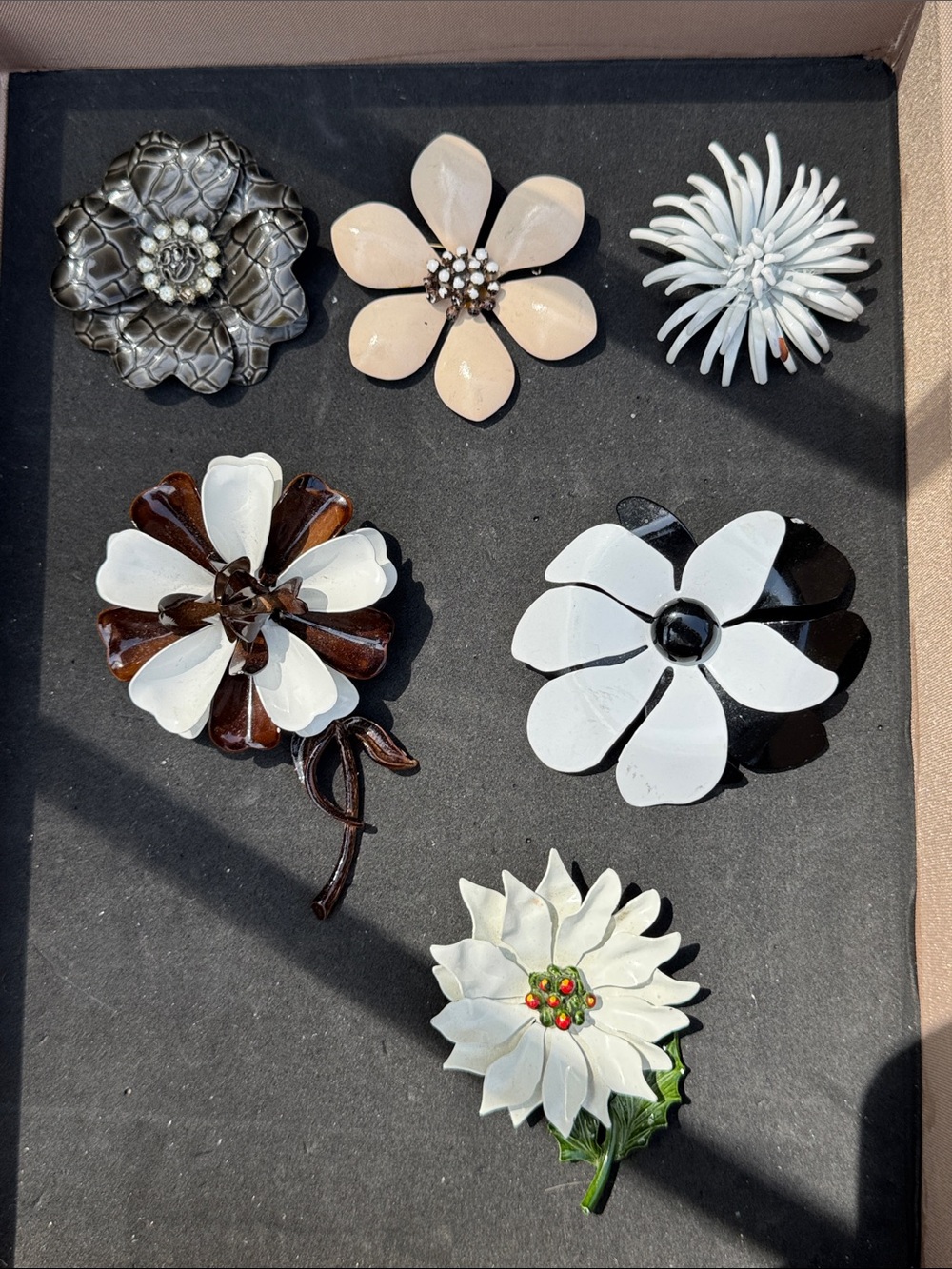 VINTAGE LOT OF SIX (6) ASSORTED METAL ENAMEL FLOWER BROOCHES PINS BROOCH - Picture 1 of 8
